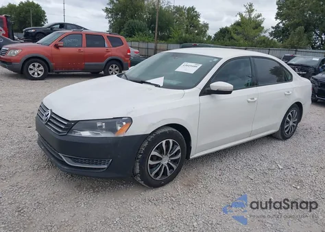 2015 Volkswagen Passat 1.8T S z USA, uszkodzony, nr VIN 1VWAT7A36FC042383
